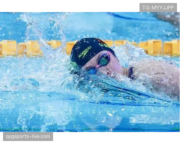 李冰洁训练结束满头大汗，路人看了直呼这状态明星都没这拼劲儿！