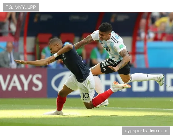 为什么这个动作被判点球？裁判依据的犯规尺度解析