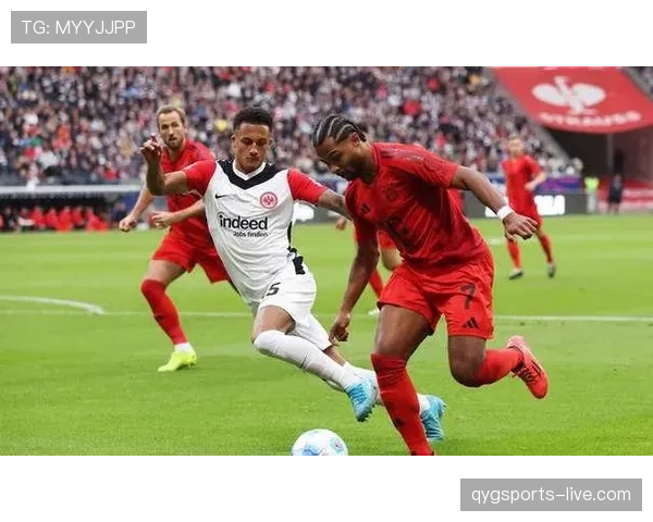 拜仁防线站位混乱、回防脱节，表面稳固实则隐患已现